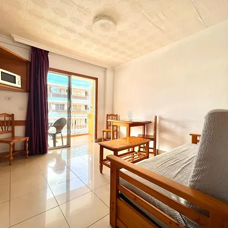 High Floor Studio, Wifi, A Few Meters From The Beach In *
